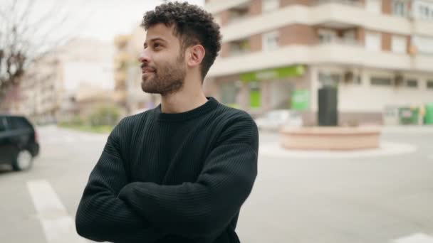 Νεαρός Άραβας Χαμογελά Σίγουρος Στέκεται Χέρια Σταυρωμένα Χειρονομία Στο Δρόμο — Αρχείο Βίντεο