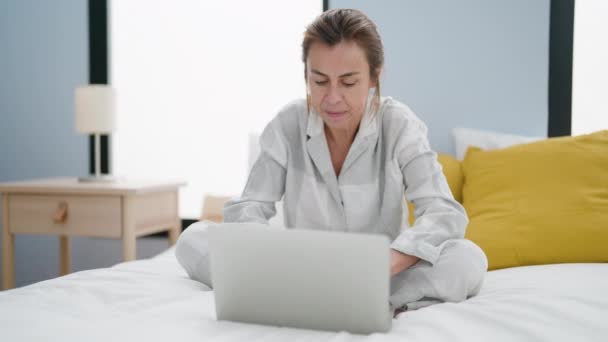 Middle Age Woman Using Laptop Sitting Bed Bedroom — Stok Video
