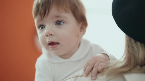 Adorável Criança Hispânica Sorrindo Confiante Deitado Cama Casa — Vídeo de Stock