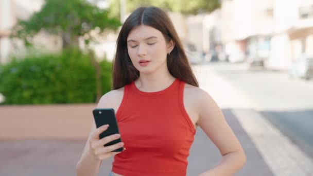 Ung Kaukasisk Kvinna Ler Säker Att Göra Selfie Smartphone Gatan — Stockvideo