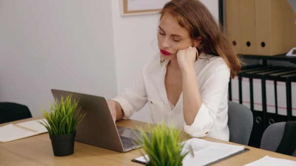 Fiatal Gyönyörű Spanyol Üzleti Dolgozó Használja Laptop Unalmas Kifejezés Irodában — Stock videók