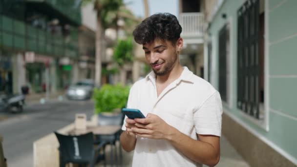 Junger Araber Lächelt Selbstbewusst Mit Smartphone Auf Der Straße — Stockvideo