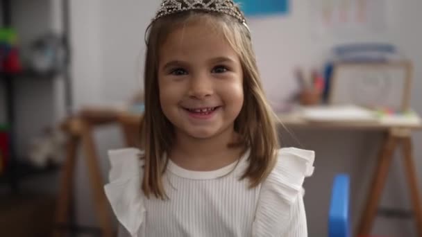 Gadis Hispanik Manis Tersenyum Percaya Diri Mengenakan Mahkota Putri — Stok Video