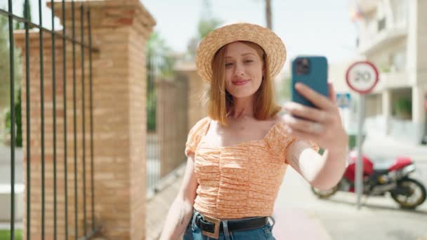 Młoda Ruda Kobieta Turysta Noszenie Letni Kapelusz Zrobić Selfie Przez — Wideo stockowe