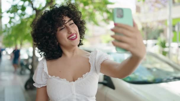 Mladý Střední Východ Žena Usmívá Sebevědomě Videohovory Ulici — Stock video