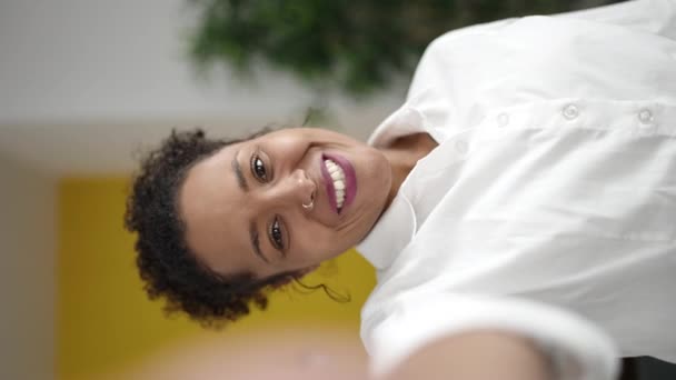 Африканська Американка Має Відеодзвінок Сидячи Вдома Дивані — стокове відео