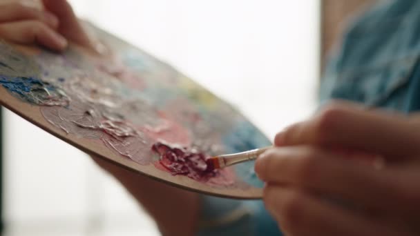 Jeune Homme Hispanique Mélangeant Couleur Sur Palette Studio Art — Video