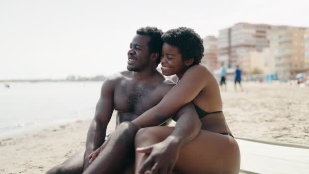 Afrykański Amerykanin Mężczyzna Kobieta Para Stroju Kąpielowym Przytula Się Siebie — Wideo stockowe