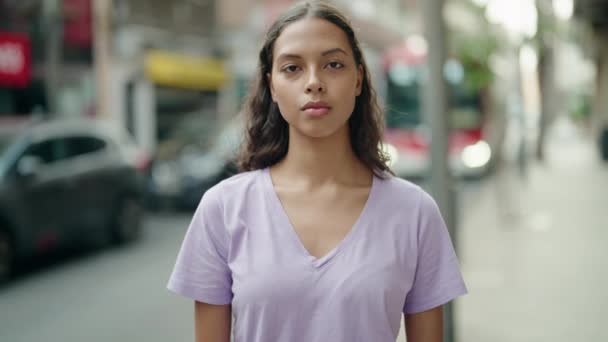 Joven Mujer Afroamericana Pie Con Los Brazos Cruzados Gesto Calle — Vídeo de stock