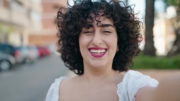 Молодая Женщина Ближнего Востока Улыбается Уверенно Имея Видеозвонок Улице — стоковое видео