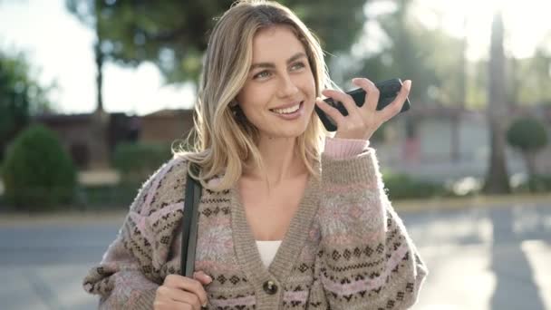 Junge Blonde Frau Lächelt Selbstbewusst Und Sendet Sprachnachricht Smartphone Auf — Stockvideo