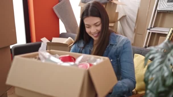 Ung Vacker Latinamerikansk Kvinna Ler Säker Uppackning Kartong Nytt Hem — Stockvideo