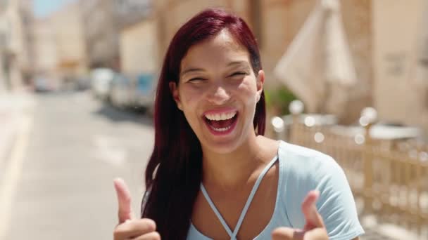 Young Beautiful Hispanic Woman Smiling Confident Doing Sign Thumbs Street — Stockvideo