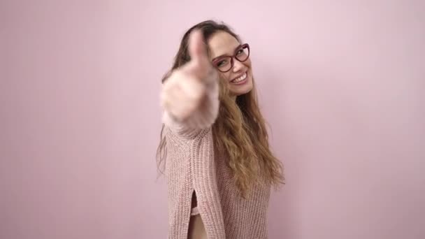 Jovem Bela Mulher Hispânica Sorrindo Confiante Fazendo Sinal Com Polegar — Vídeo de Stock