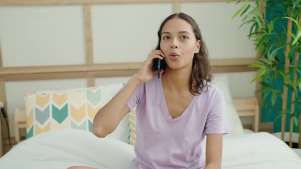 Genç Afro Amerikan Kadın Akıllı Telefondan Konuşuyor Yatak Odasında Yatakta — Stok video