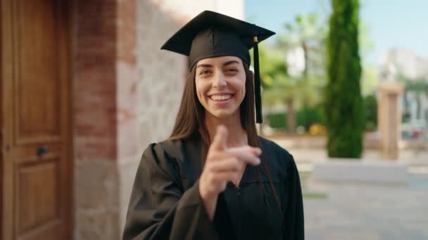 Jeune Femme Hispanique Portant Uniforme Diplômé Faisant Geste Venir Avec — Video