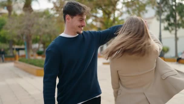 Jong Paar Glimlachen Zelfverzekerd Lopen Samen Park — Stockvideo