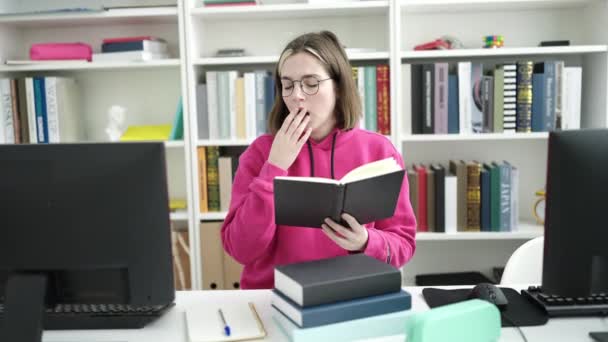 Jovem Loira Estudante Cansado Para Ler Livro Universidade Biblioteca — Vídeo de Stock