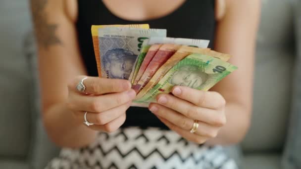 Mujer Joven Contando Billetes Rand Sudáfrica Casa — Vídeos de Stock