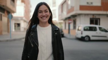 Sokakta kendine güvenen genç İspanyol kadın gülümsüyor