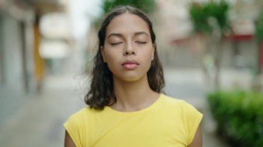 Genç Afrikalı Amerikalı kadın gülümsüyor. Kendine güveni tam.