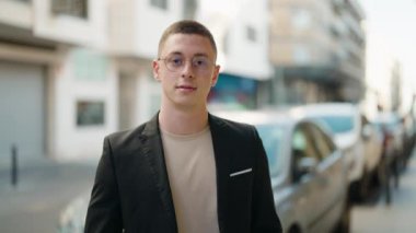 Sokakta kendine gülen genç İspanyol yönetici.