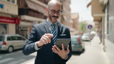 Sokakta dokunmatik ped kullanan, kendine güvenen genç İspanyol yönetici.