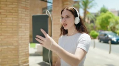 Sokakta video araması yapan kendine güvenen genç bir kadın.