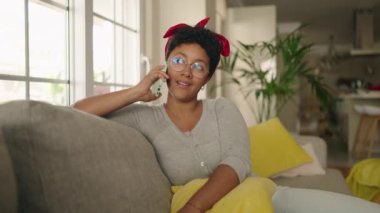 Afro-amerikan kadın akıllı telefonuyla konuşuyor.