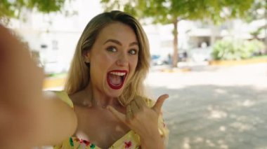 Genç ve güzel İspanyol kadın gülümsüyor. Kendine güveniyor. Kameranın önünde özçekim yapıyor.