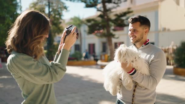 Pasangan Muda Membuat Gambar Menggunakan Kamera Profesional Taman — Stok Video