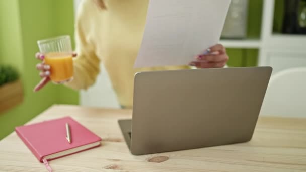 Joven Mujer Rubia Bebiendo Jugo Naranja Documento Lectura Casa — Vídeos de Stock