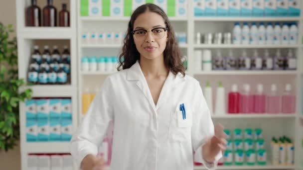 Young African American Woman Pharmacist Smiling Confident Standing Arms Crossed — Vídeo de Stock