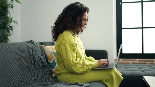 Latynoska Kobieta Średnim Wieku Korzystająca Laptopa Siedzącego Kanapie Ulicy — Wideo stockowe