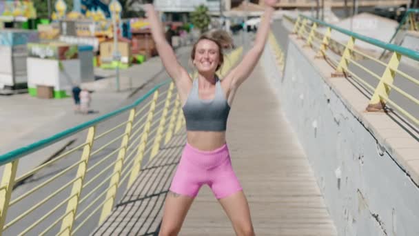 Junge Blonde Frau Sportkleidungstraining Auf Der Straße — Stockvideo