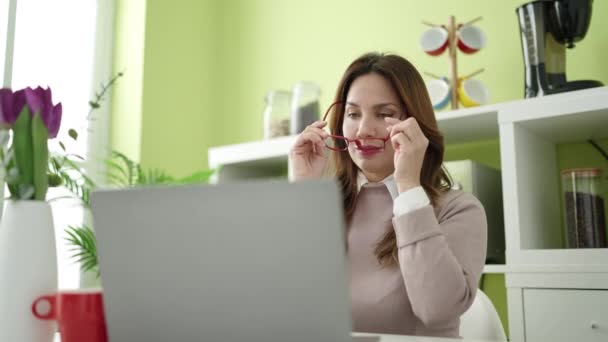 Evdeki Masada Dizüstü Bilgisayar Kullanan Güzel Bir Spanyol Kadın — Stok video