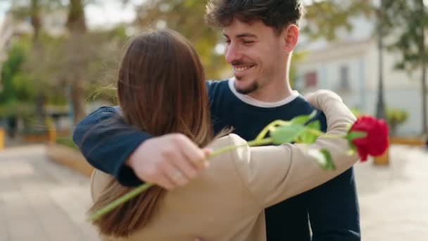 Young Couple Smiling Confident Surprise Flower Park — Vídeo de Stock