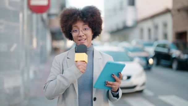 Afroamerikansk Kvinna Reporter Arbetar Med Hjälp Mikrofon Och Pekplatta Gatan — Stockvideo
