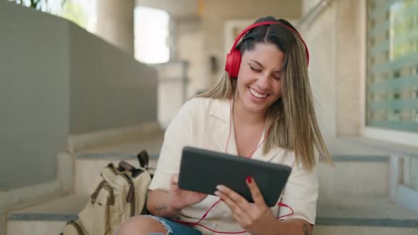 Genç Spanyol Bayan Öğrenci Gülümsüyor Üniversitede Touchpad Video Izlerken Kendinden — Stok video