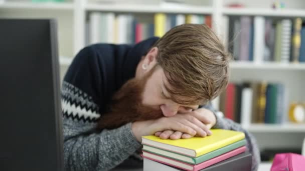 Jovem Ruiva Homem Estudante Dormindo Livros Universidade Biblioteca — Vídeo de Stock