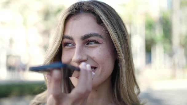 Jeune Femme Blonde Souriante Confiante Envoyant Message Vocal Par Smartphone — Video