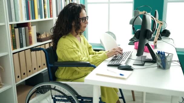 Middle Age Hispanic Woman Teacher Using Computer Sitting Wheelchair Library — Stok video