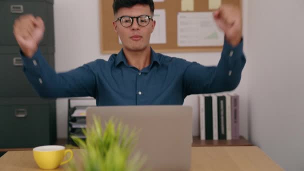 Молодий Іспаномовний Працівник Бізнесу Використовує Ноутбук Веселим Виразом Офісі — стокове відео