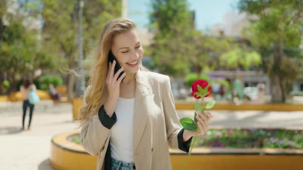 Jovem Loira Falando Smartphone Segurando Rosa Parque — Vídeo de Stock