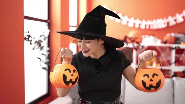 Wanita Cina Muda Mengenakan Kostum Penyihir Memegang Keranjang Labu Halloween — Stok Video