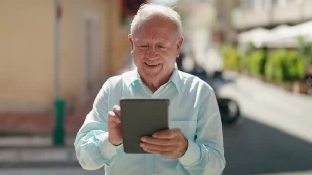 Hombre Pelo Gris Mediana Edad Sonriendo Confiado Usando Touchpad Calle — Vídeos de Stock