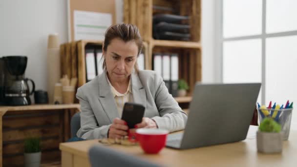 Mulher Meia Idade Trabalhador Negócios Usando Smartphone Escritório — Vídeo de Stock