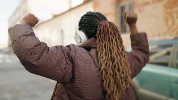 Afrikansk Amerikansk Kvinna Lyssnar Musik Som Går Gatan — Stockvideo