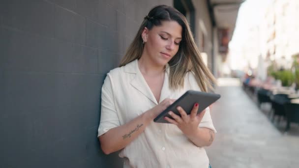 Young Hispanic Woman Smiling Confident Using Touchpad Standing Wall — Stok Video