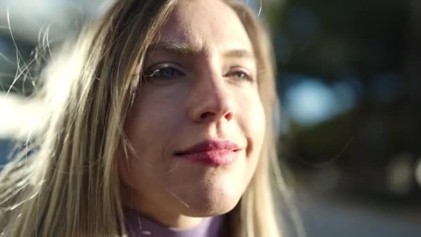 Junge Blonde Frau Schaut Mit Entspanntem Gesichtsausdruck Auf Der Straße — Stockvideo